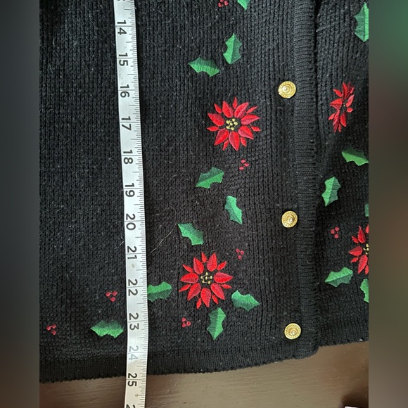 Croft & Barrow Women’s Pointsettia Embroidered Sweater. Size Large. - Picture 5 of 6